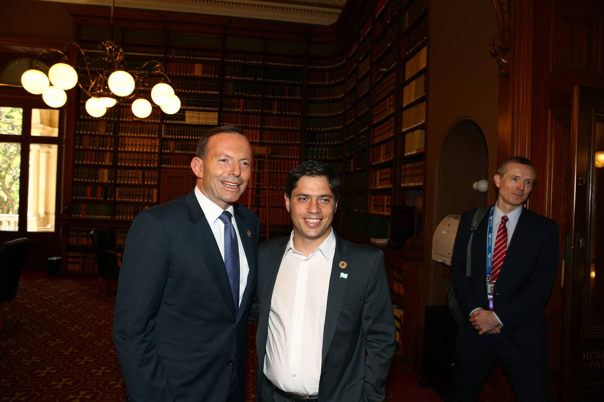 El ministro de Economía, Axel Kicillof, es recibido por el primer ministro de Australia, Tony Abbott, al comienzo de las deliberaciones de la Cumbre del G20, en Brisbane.