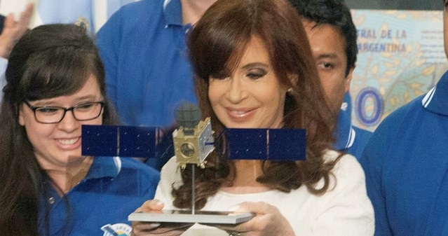 La Presidenta recibe una maqueta del satélite Arsat-1