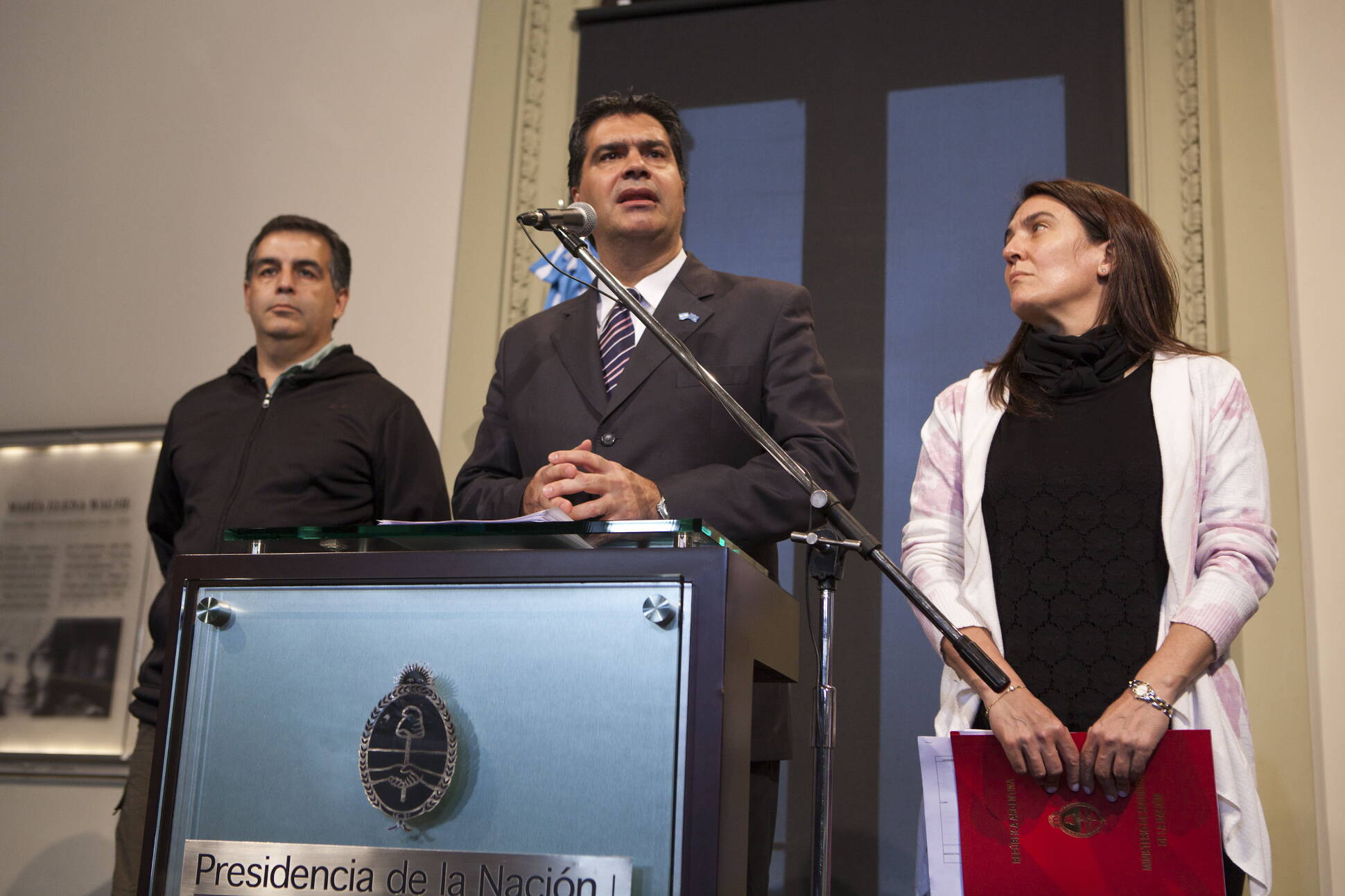 Jorge Capitanich brinda declaraciones, junto a Cecilia Rodríguez y Carlos Montaña
