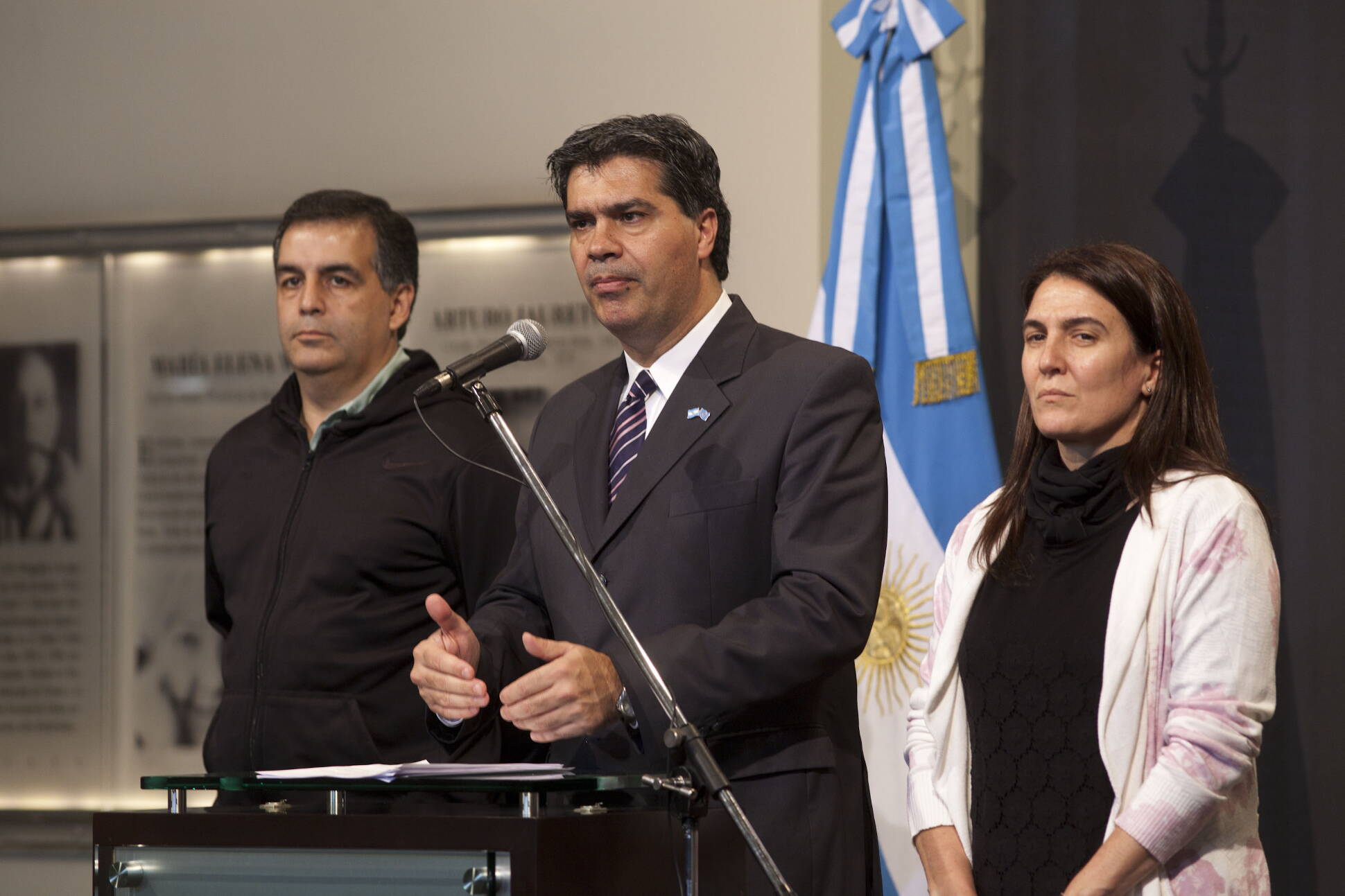 Jorge Capitanich brinda declaraciones, junto a Cecilia Rodríguez y Carlos Montaña