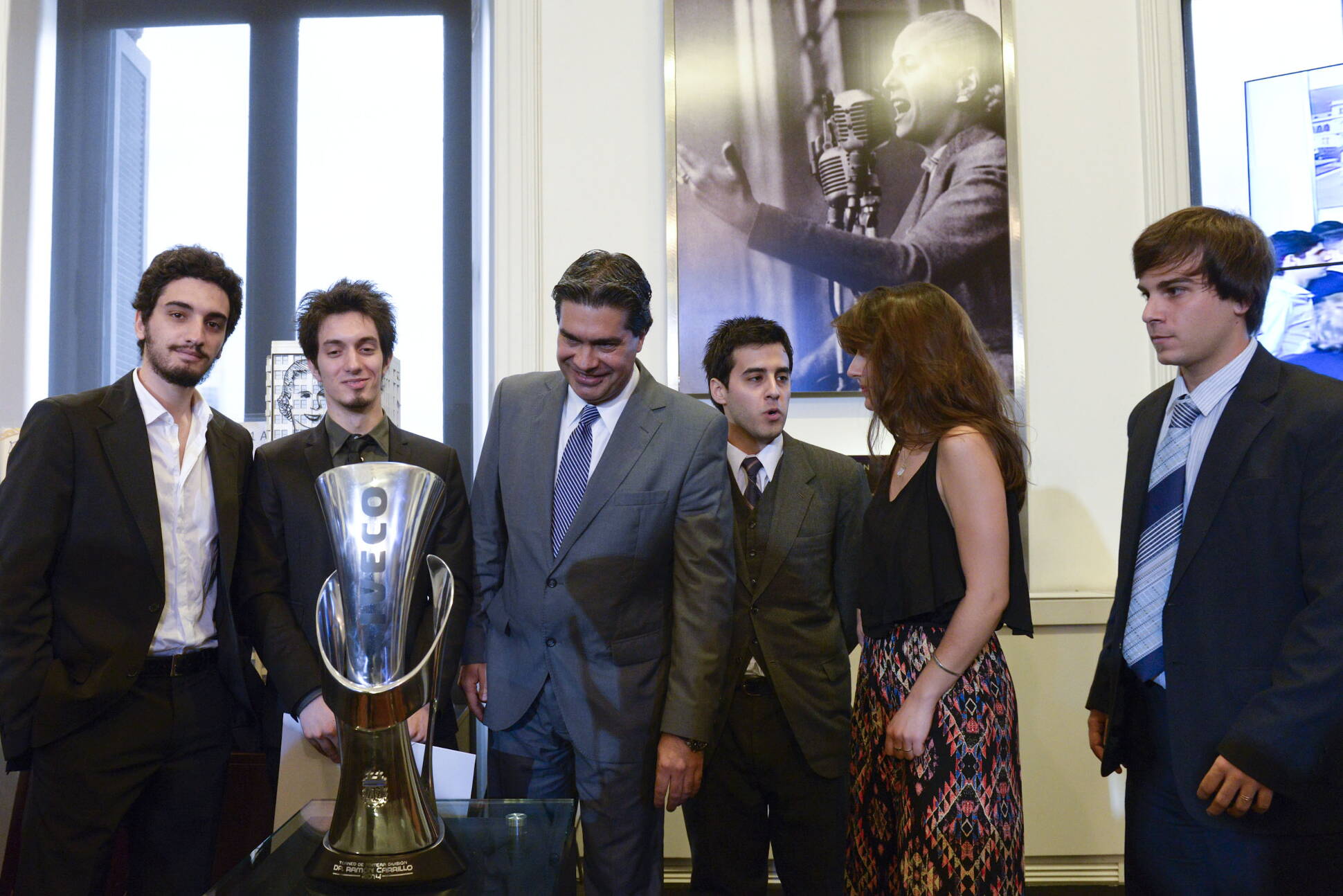 Capitanich junto al estudiante que diseñó la Copa del Torneo Dr. Ramón Carrillo