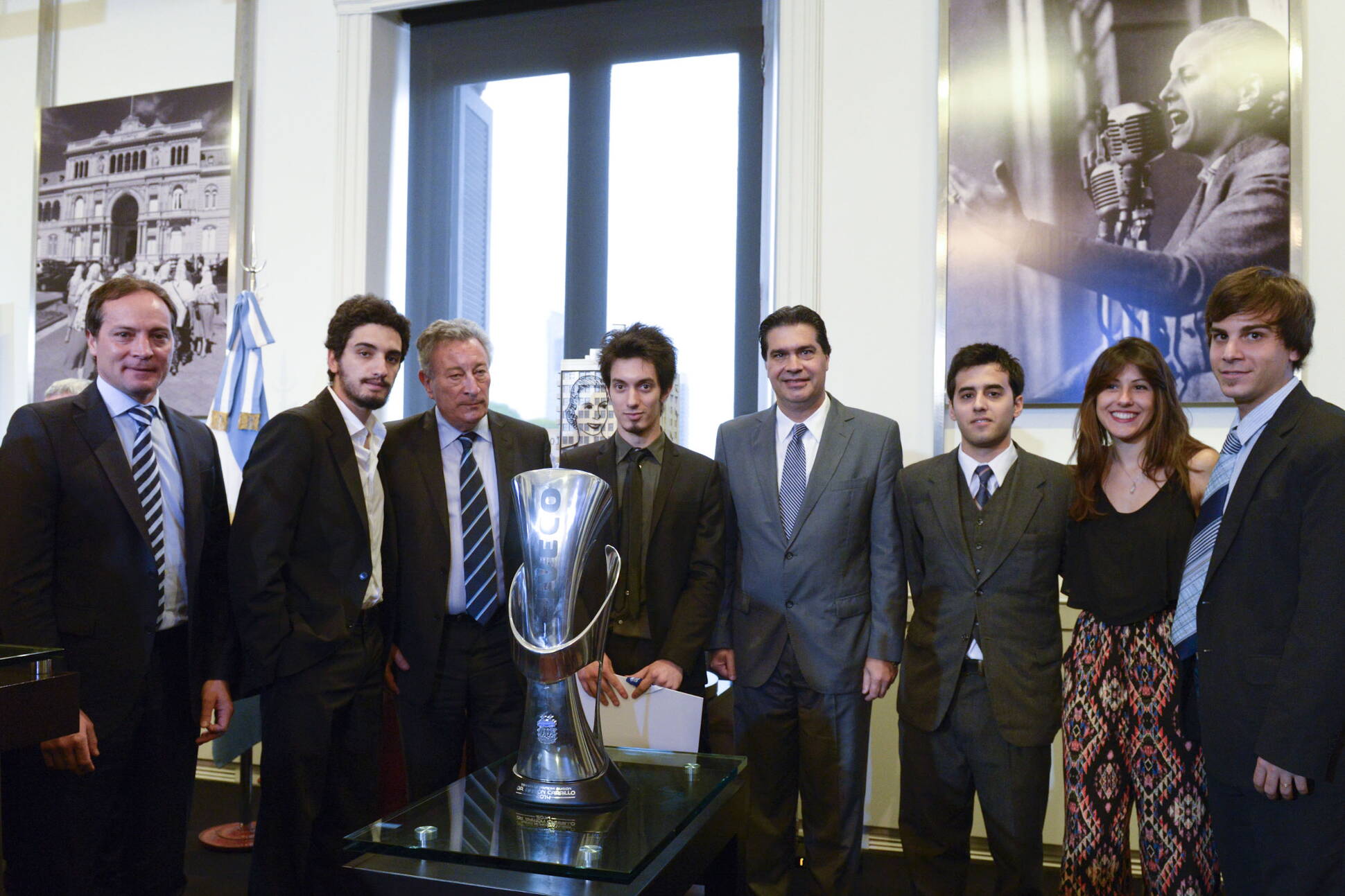 Capitanich, Espínola y Segura junto a estudiantes que participaron del diseño de la Copa del Torneo Dr. Ramón Carrillo