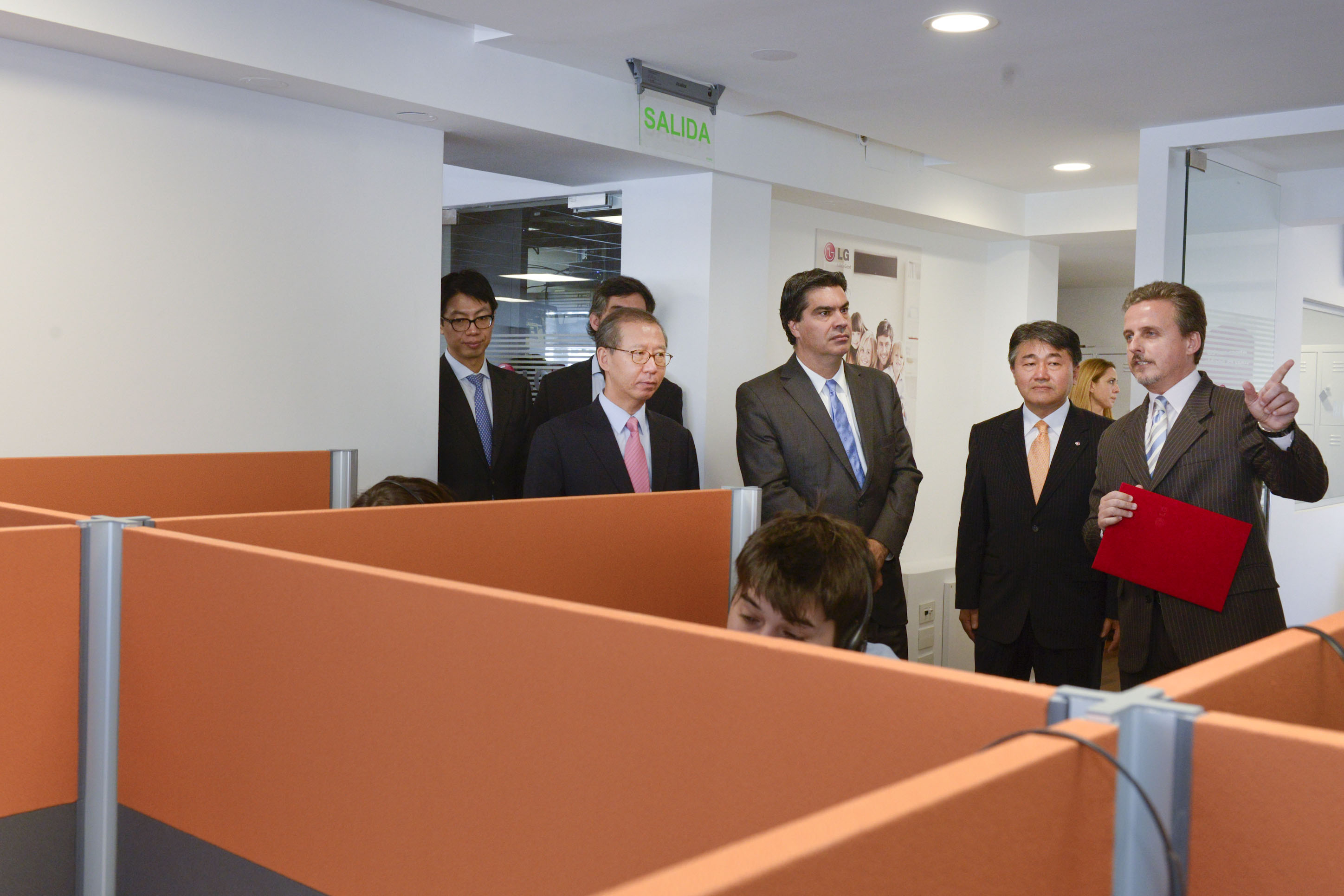 Capitanich y embajador de Corea del Sur inauguran oficinas de LG