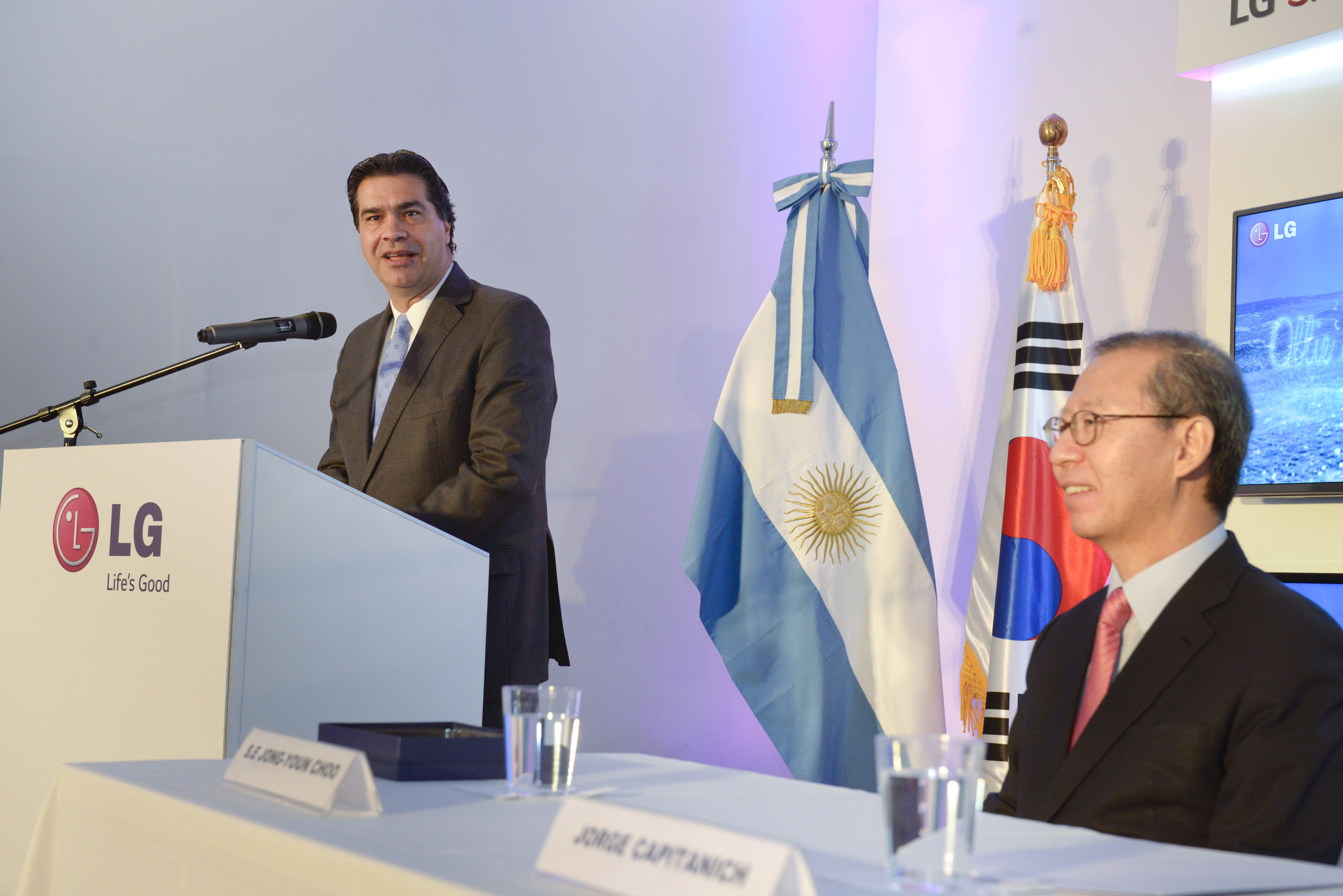 Capitanich y embajador de Corea del Sur inauguran oficinas de LG