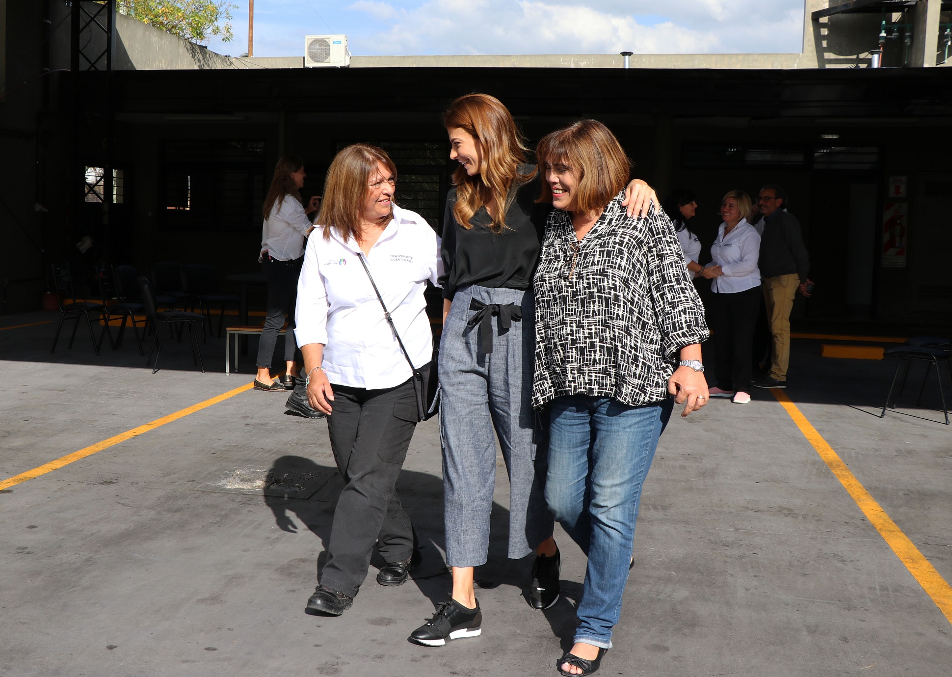 Juliana Awada visitó a conductoras de colectivos en Vicente López