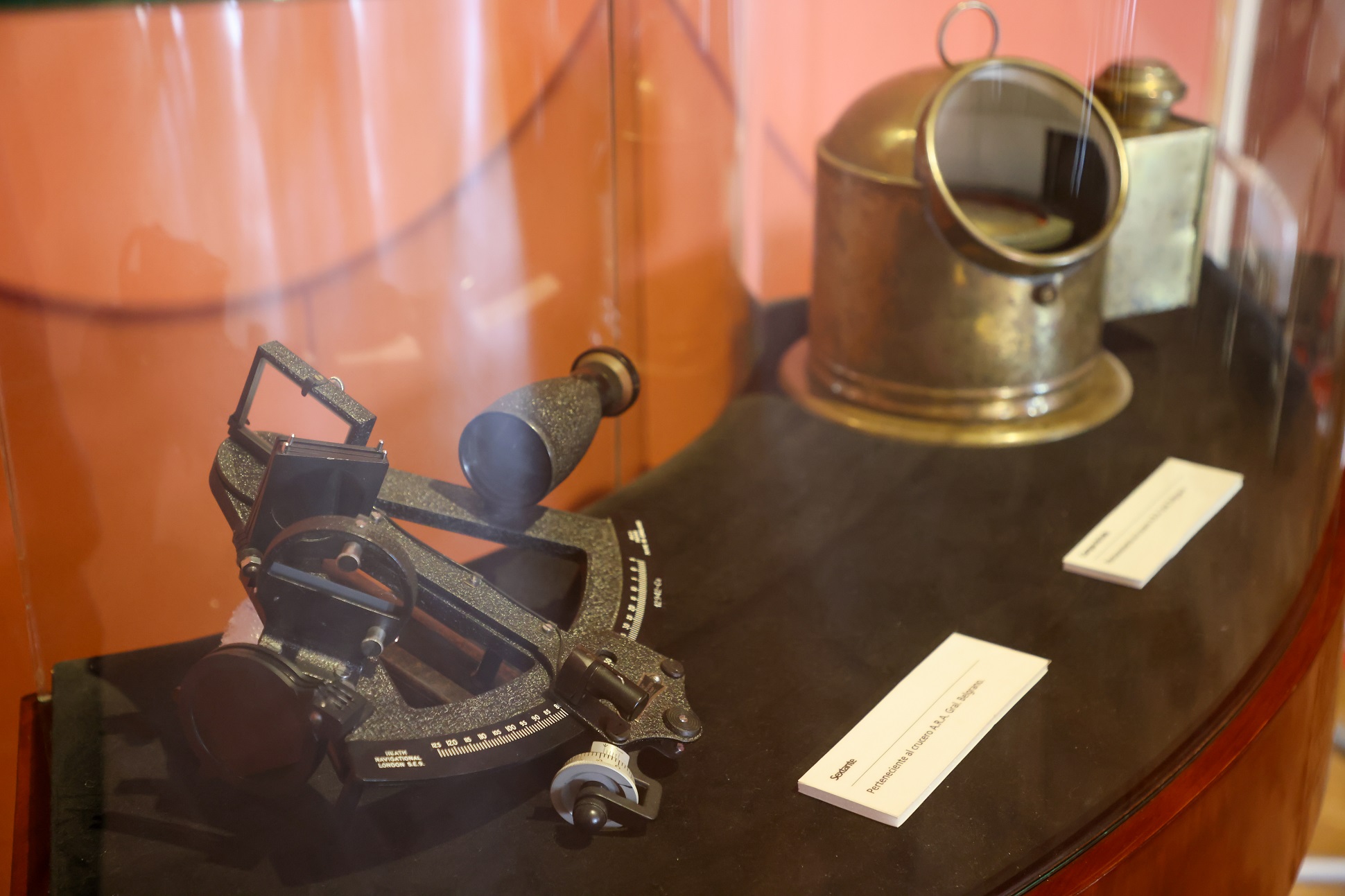 Compas de bote y sextante perteneciente al crucero A.R.A. General Belgrano.
