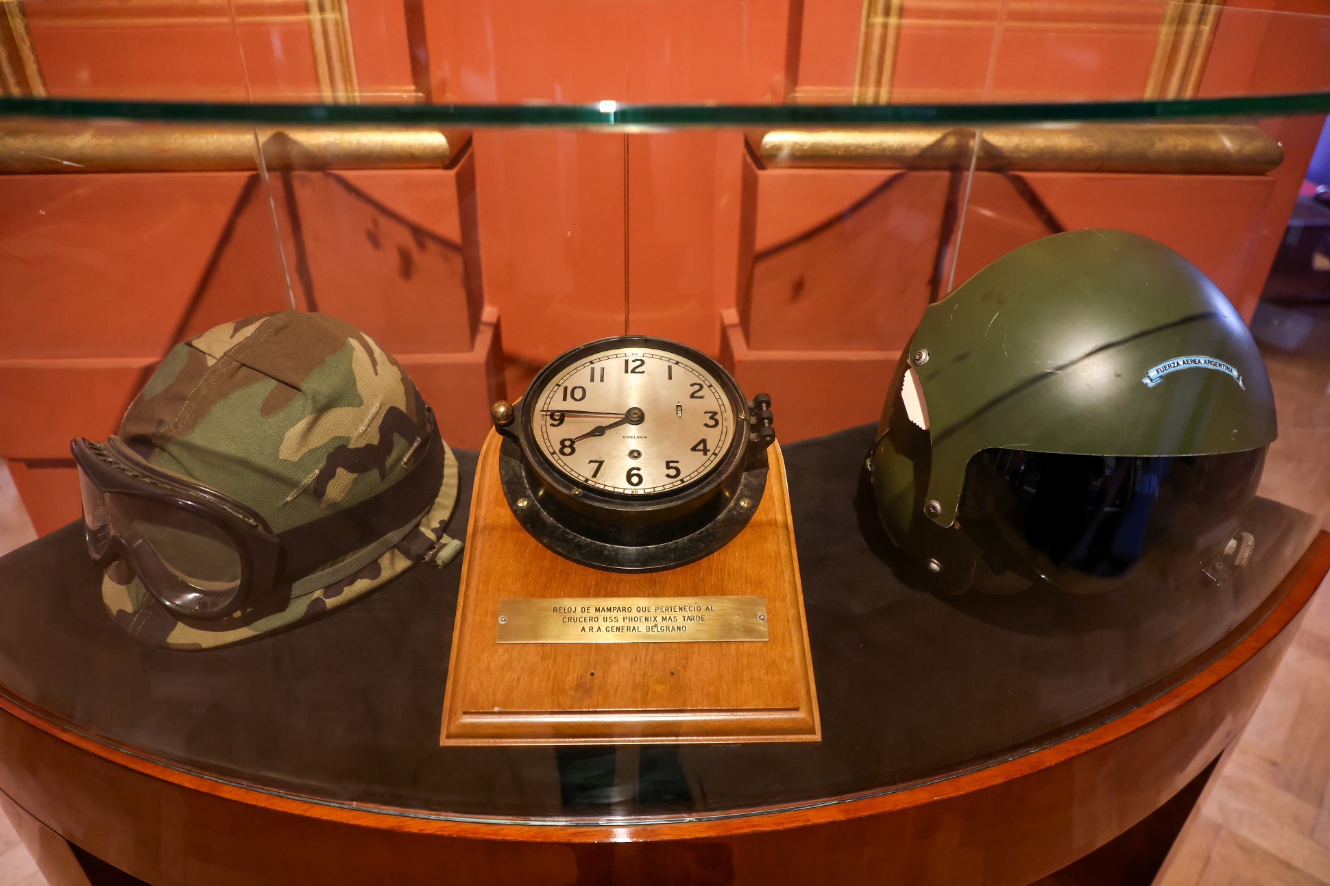 Reloj de mamparo que perteneció al crucero USS PHOENIX más tarde A.R.A. General Belgrano.