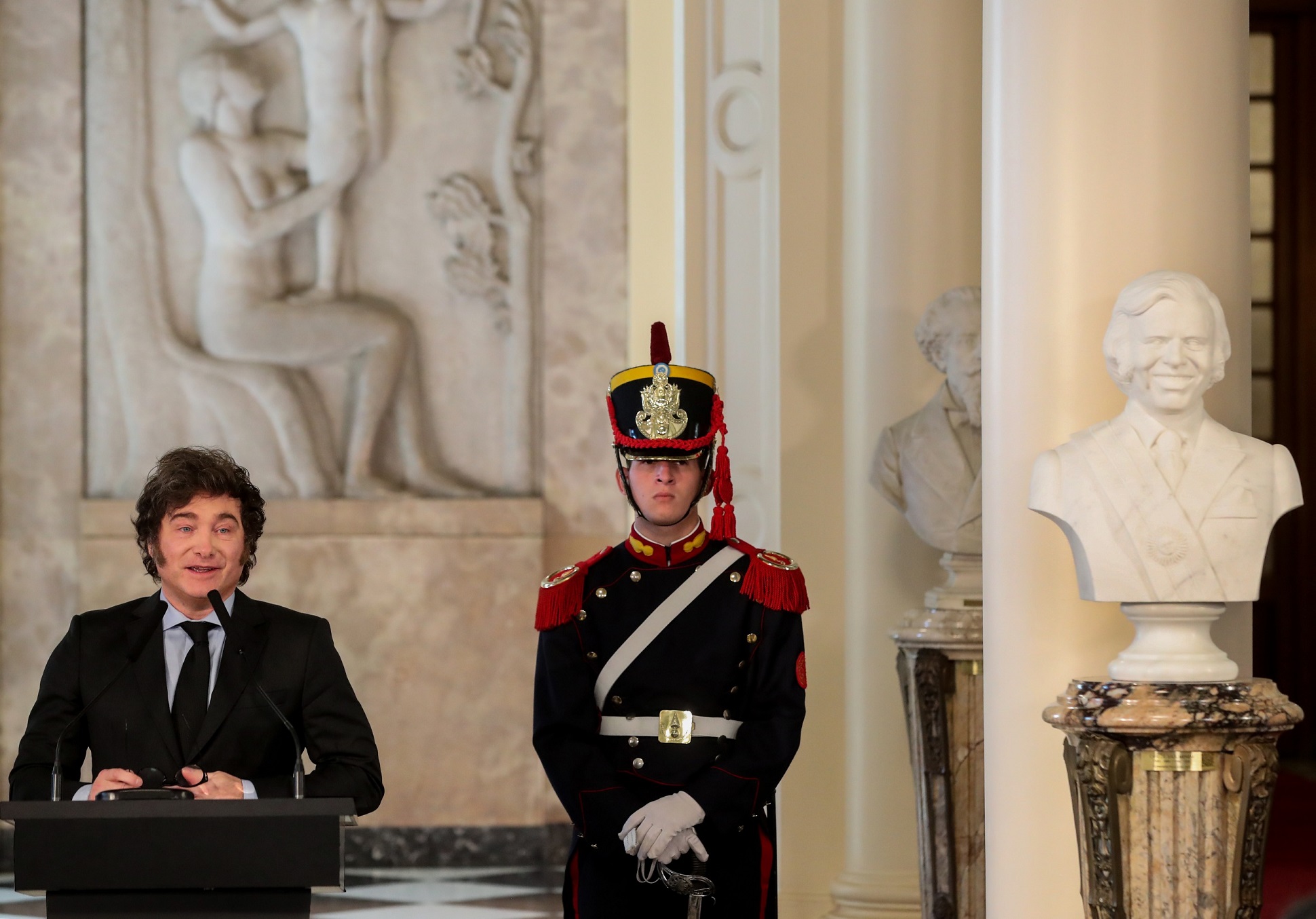 El Gobierno Nacional colocó el busto presidencial de Carlos Menem en el Hall de Honor de Casa Rosada