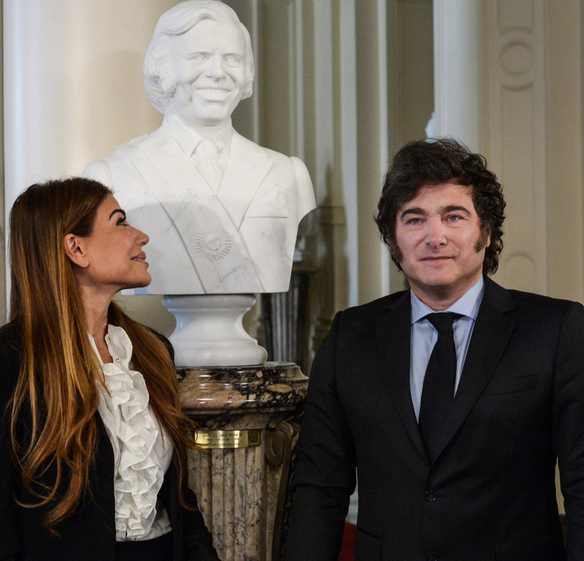 The National Government placed the presidential bust of Carlos Menem in the Casa Rosada's Hall of Honour