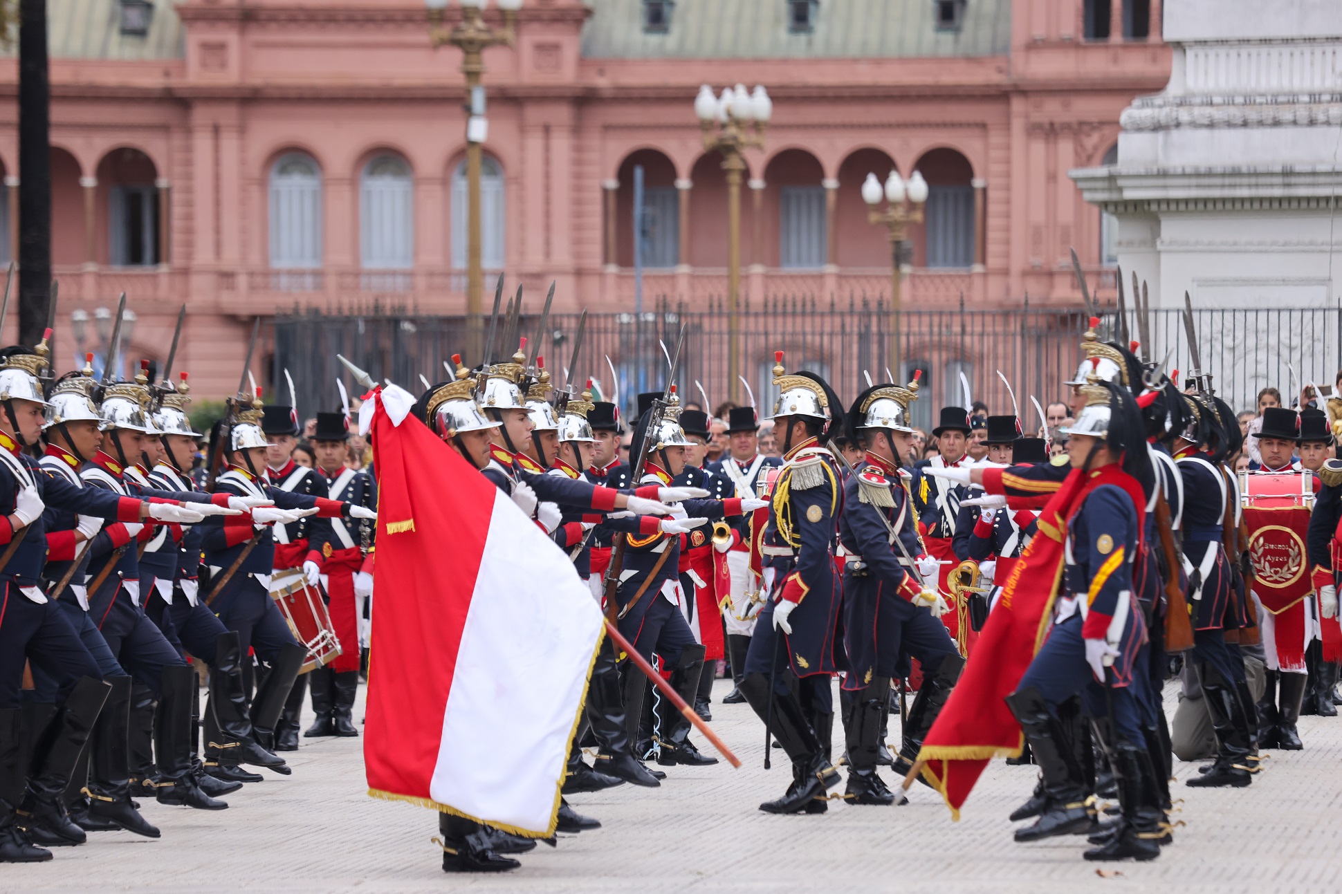 Histórico cambio de guardia con los Regimientos de Granaderos, Patricios y General Iriarte en Plaza de Mayo