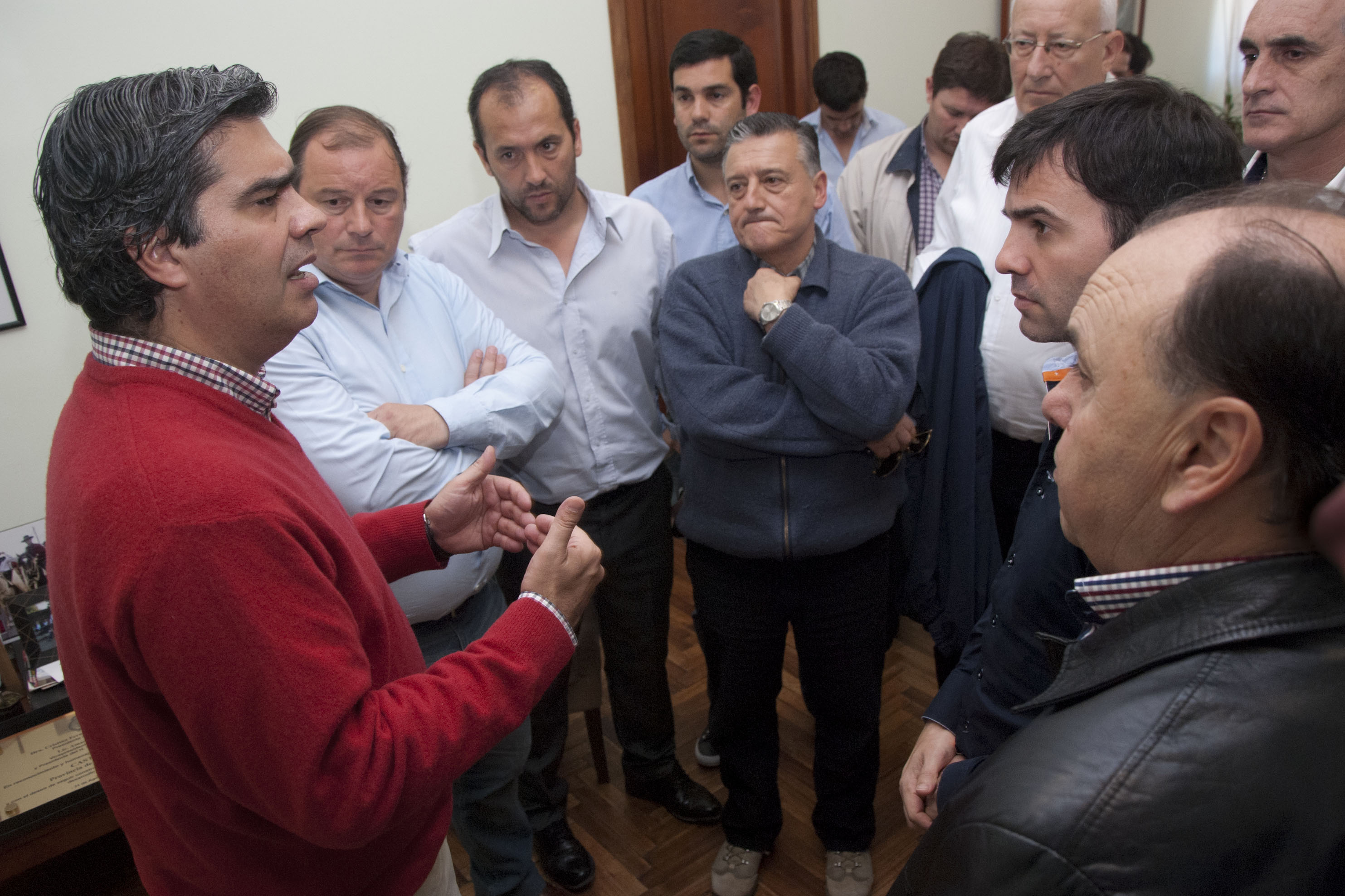 El Jefe de Gabinete dialoga con miembros de la cooperativa Castelmar en Castelli