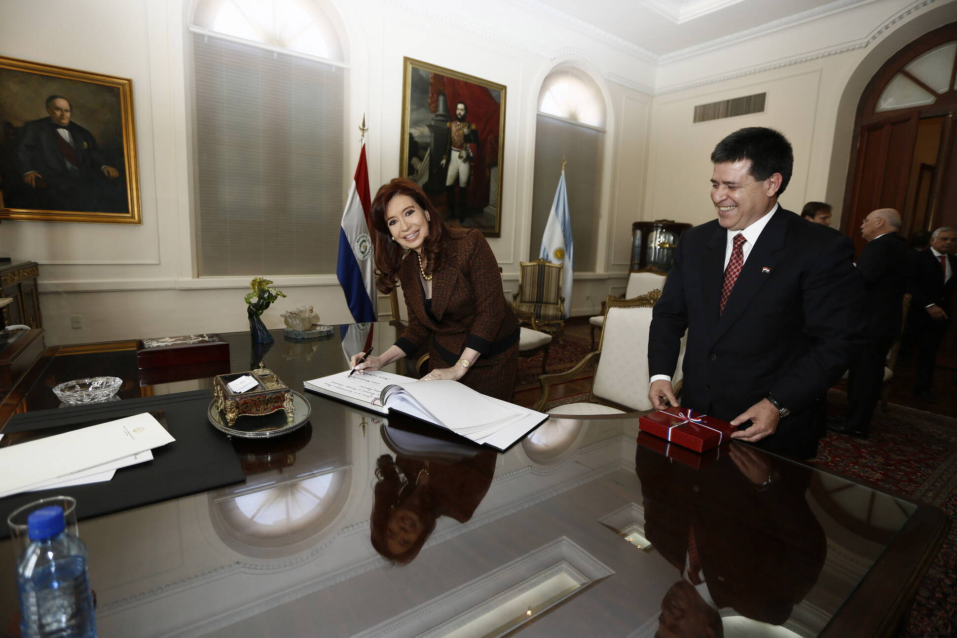 La Presidenta restituyó al Paraguay objetos de valor histórico pertenecientes a Solano López