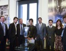 Capitanich, Espínola y Segura junto a estudiantes que participaron del diseño de la Copa del Torneo Dr. Ramón Carrillo