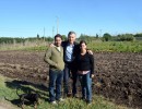 El Presidente visitó a una pareja de emprendedores que produce hortalizas orgánicas
