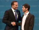 El ministro de Economía, Axel Kicillof, es recibido por el primer ministro de Australia, Tony Abbott, al comienzo de las deliberaciones de la Cumbre del G20, en Brisbane.