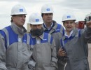 El Jefe de Gabinete visitó dos yacimientos de YPF en Neuquén y Río Negro
