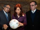 Cristina Fernández firmó el balón de la campaña de la ONU contra el SIDA