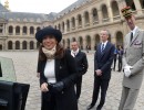Cristina Fernández fue recibida con honores militares en Paris