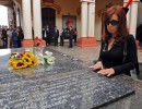 La Presidenta llevó una ofrenda floral al mausoleo donde descansan los restos de Hugo Chávez