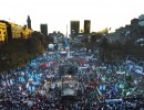 Miles de personas participan de los festejos por el aniversario de la Revolución de Mayo