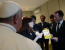 La Presidenta saludó al papa Francisco, quien le hizo un regalo para su nieto