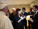 La Presidenta saludó al papa Francisco, quien le hizo un regalo para su nieto