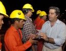 Capitanich conversa con obreros que llevaron a cabo obras viales en Chaco