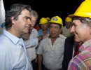 Capitanich conversa con obreros que llevaron a cabo obras viales en Chaco